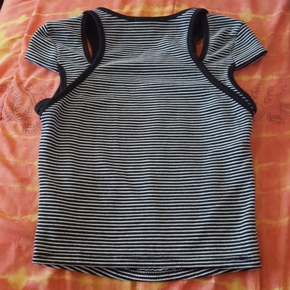 Black and white striped crop top - Picture 2 of 5